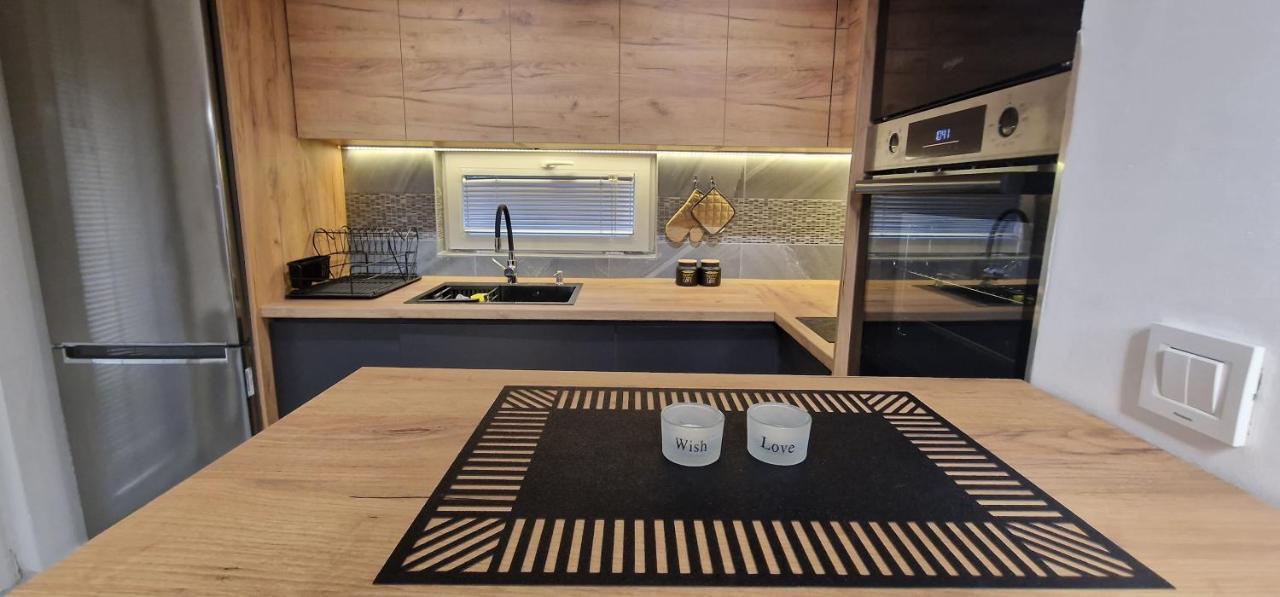 Luxury Yellow & Modern Apartment Skopie Exterior foto